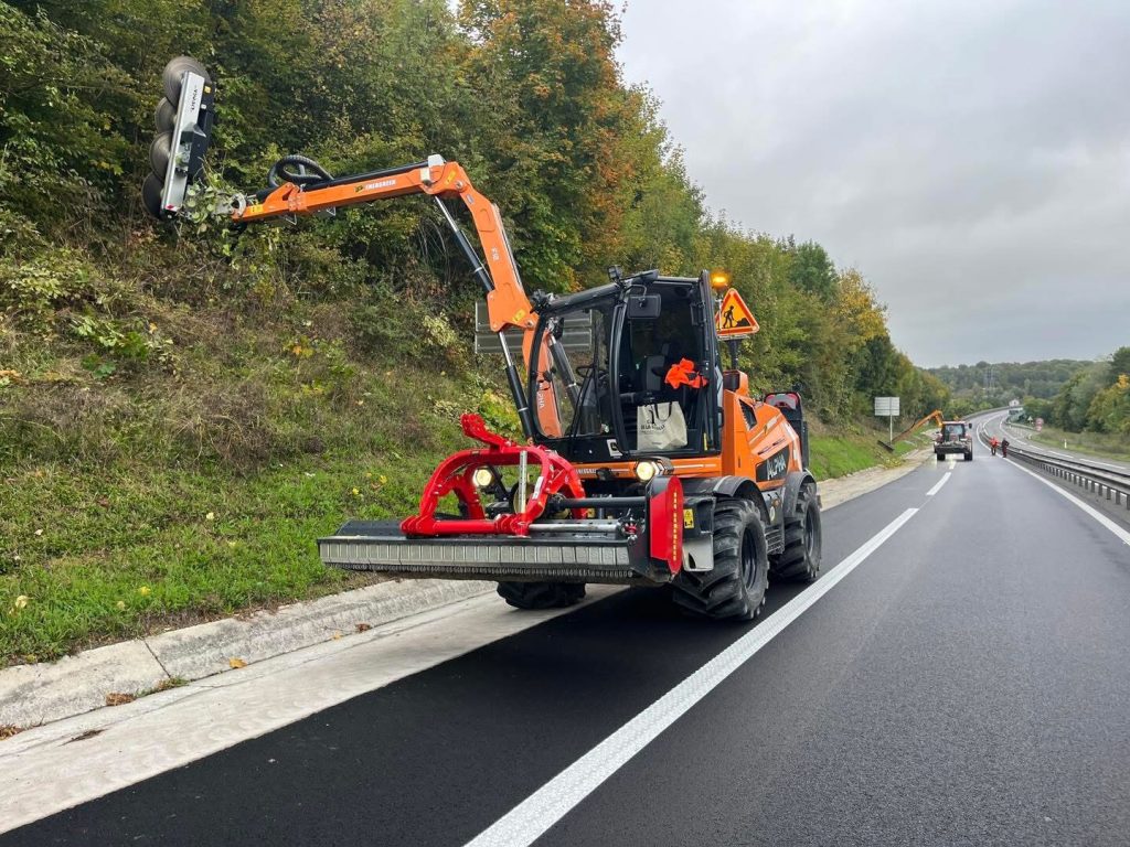 Épareuse en action pour le fauchage et le débroussaillage de bord de route dans l'Aube